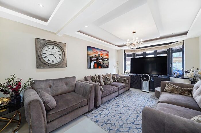 4 Bedroom Terraced House To Rent In Sheringham Avenue, Romford, RM7