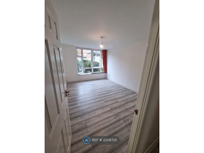 1 Bedroom Flat To Rent In Felixstowe Court, London, E16