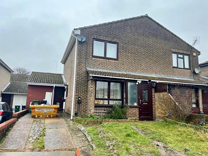 3 Bedroom Semi Detached House To Rent In Allum Grove, Tadworth, KT20