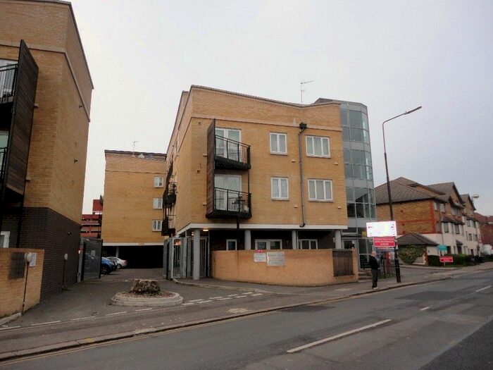 1 Bedroom Flat To Rent In Hanworth Road, Hounslow, TW3