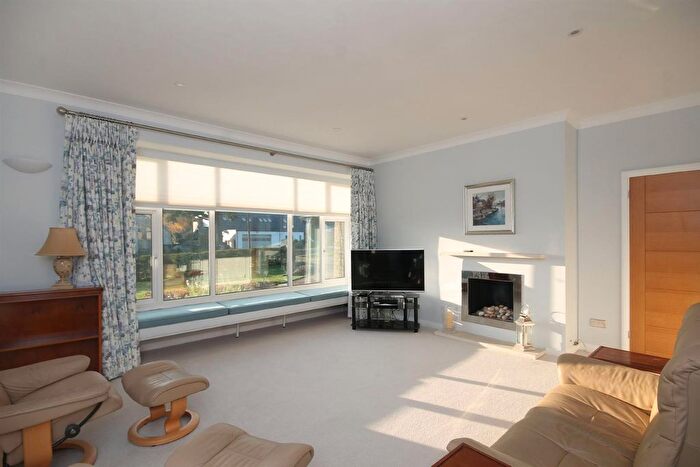 4 Bedroom Detached Bungalow To Rent In Yarm Way, Leatherhead, KT22