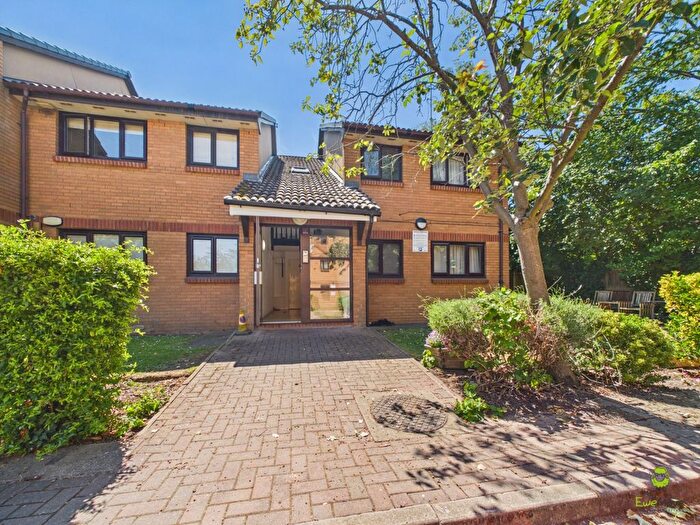 2 Bedroom Flat For Sale In Belvedere Court, Laymarsh Close, Belvedere, Kent, DA17