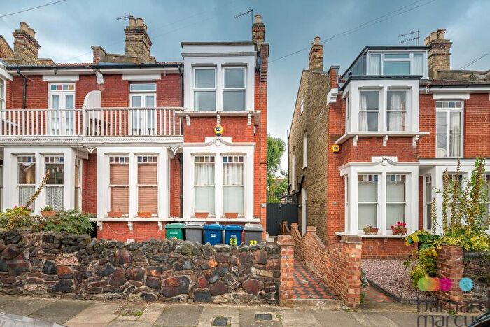 3 Bedroom Apartment To Rent In Macdonald Road, London, N11