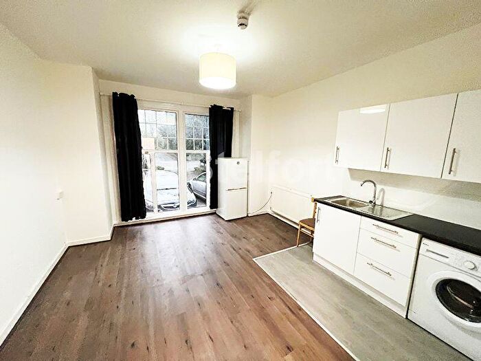 Flat To Rent In Colney Hatch Lane, London, N10