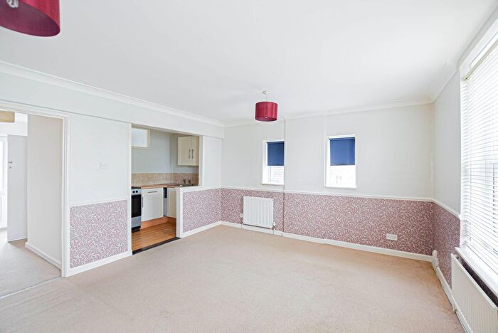 2 Bedroom Flat To Rent In Crescent Way, Orpington, BR6