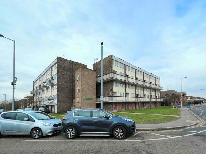 2 Bedroom Flat To Rent In Sheephouse Way, New Malden, KT3