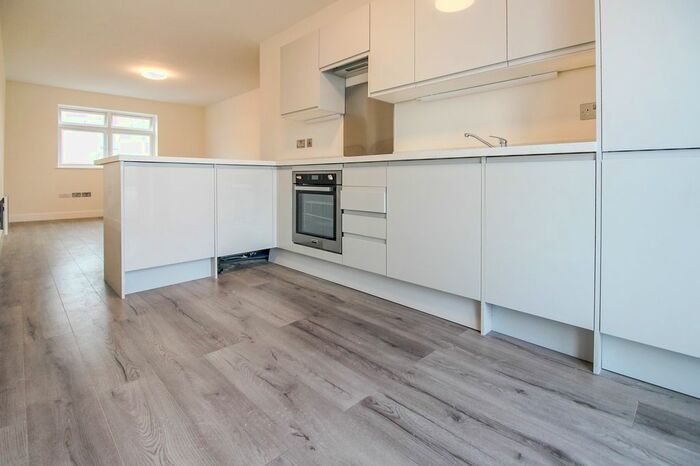 1 Bedroom Flat To Rent In Oak Road, Leatherhead, KT22