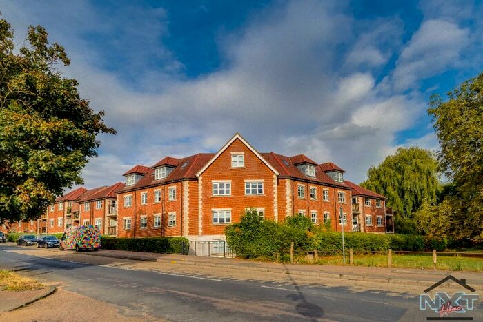 2 Bedroom Flat For Sale In Valley Hill, Loughton, Essex, IG10