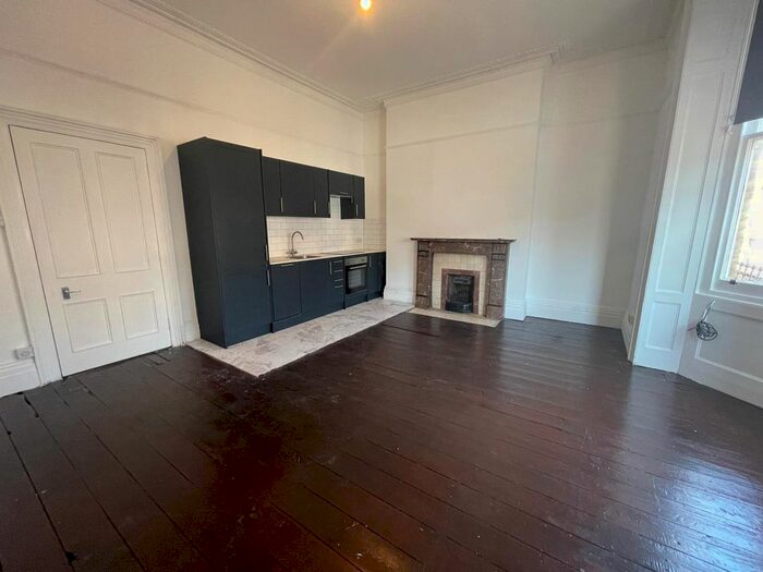 3 Bedroom Maisonette To Rent In Davigdor Road, Hove, BN3