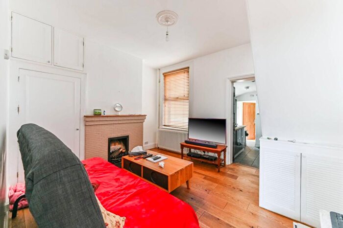 3 Bedroom Semi-Detached House To Rent In Whitehorse Road, Croydon, CR0