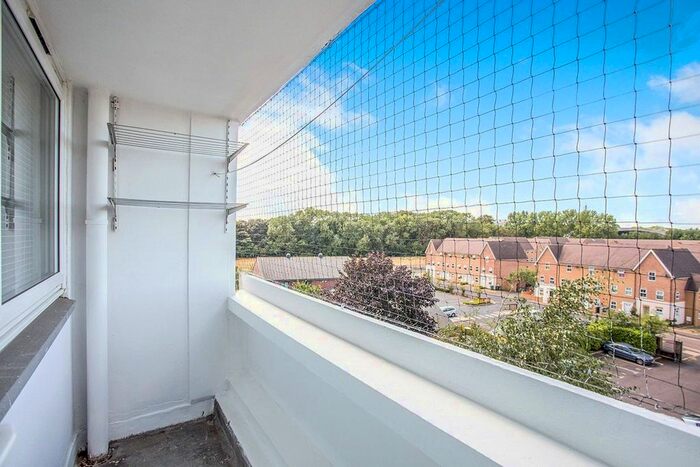 2 Bedroom Flat To Rent In Garsmouth Way, Watford, Hertfordshire, WD25