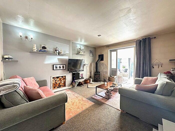 3 Bedroom End Of Terrace House For Sale In Main Street, Cayton, YO11
