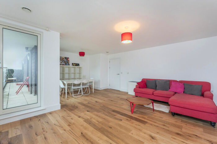 3 Bedroom Flat To Rent In Holystone Court, Tiller Road, E14