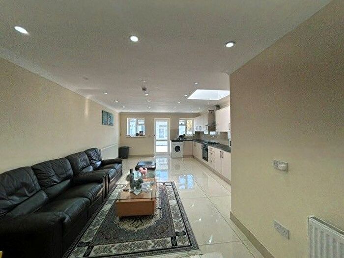 6 Bedroom Property To Rent In Bainbridge Road, Dagenham, RM9