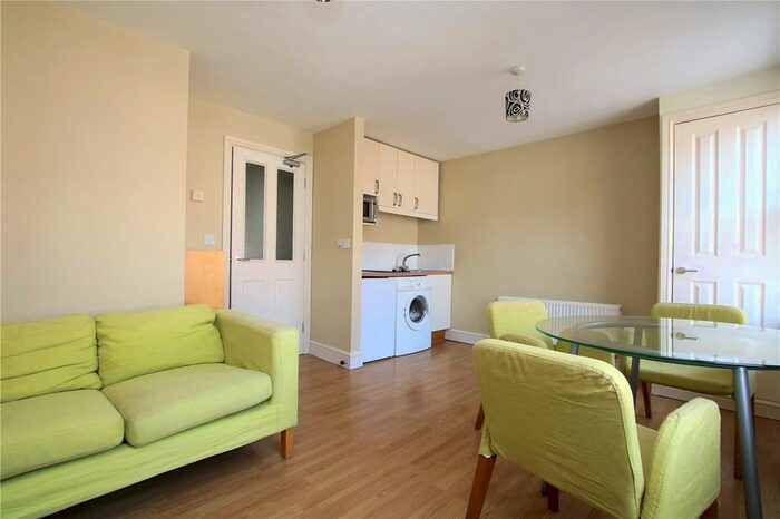 1 Bedroom Flat To Rent In Zinzan Street, Reading, Berkshire, RG1