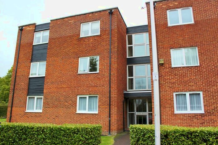 2 Bedroom Ground Flat To Rent In Parkmore Close, Woodford Green, IG8