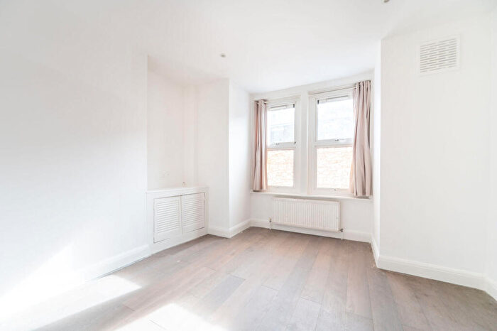 1 Bedroom Maisonette For Sale In Belton Road, Dollis Hill, London, NW2
