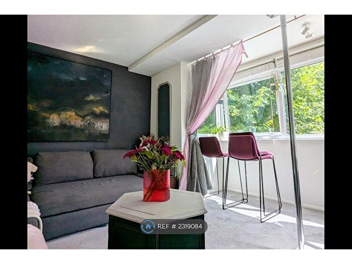 2 Bedroom Flat To Rent In Windsor Lodge, Hove, BN3