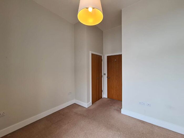 2 Bedroom Apartment To Rent In Commercial Road, London, E1