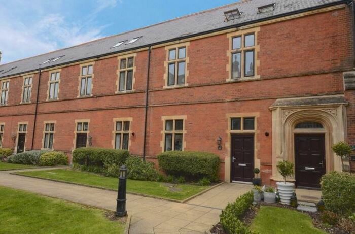 3 Bedroom Flat To Rent In Marlborough Drive, Bushey, WD23