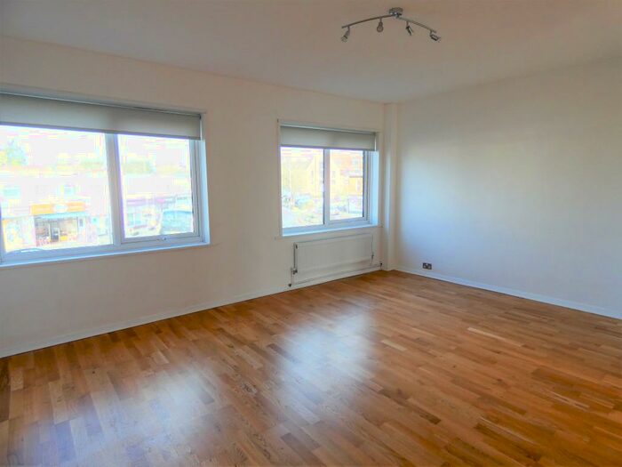 3 Bedroom Maisonette To Rent In High Street, Frimley, GU16