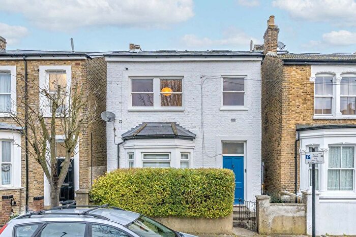 3 Bedroom Flat To Rent In Winslade Road, London, SW2