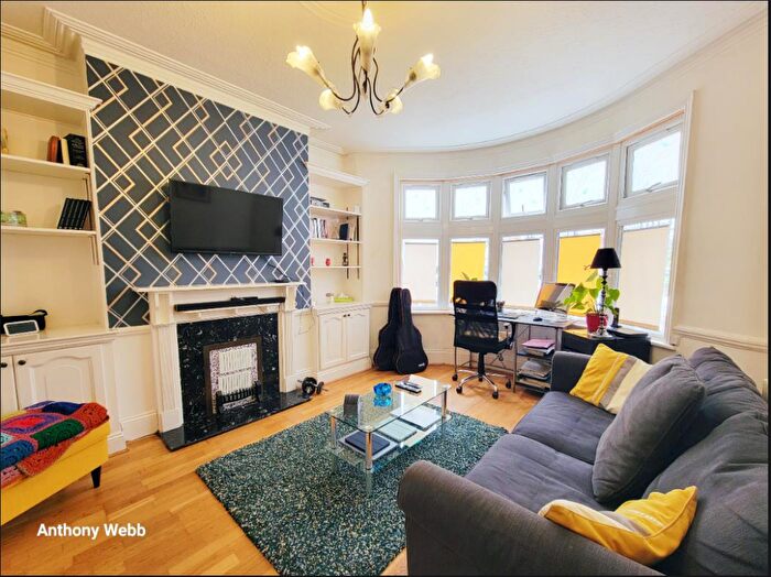 1 Bedroom Flat To Rent In New River Crescent, Palmers Green, N13