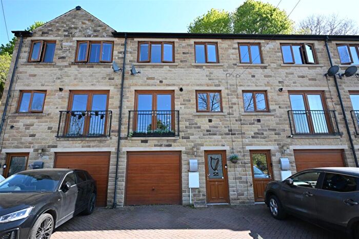 3 Bedroom Town House For Sale In , Middlefoot Terrace, Luddendenfoot, HX2