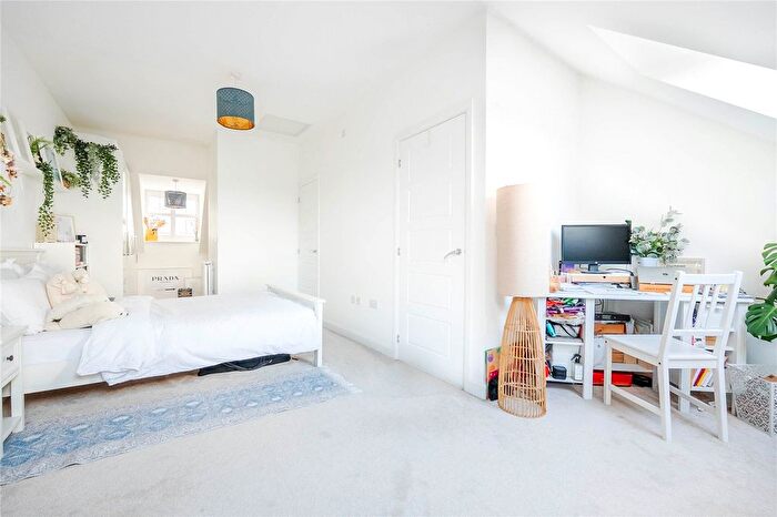 3 Bedroom Semi-detached House For Sale In Design Drive, Dunstable, Bedfordshire, LU6