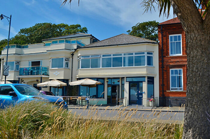 2 Bedroom Apartment For Sale In Undercliff Road West, Felixstowe, IP11