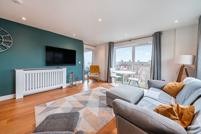 3 Bedroom Flat For Sale In Bradley Road, Clapham, London, SW4
