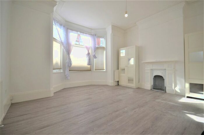 3 Bedroom Flat To Rent In Ormiston Grove, London, W12