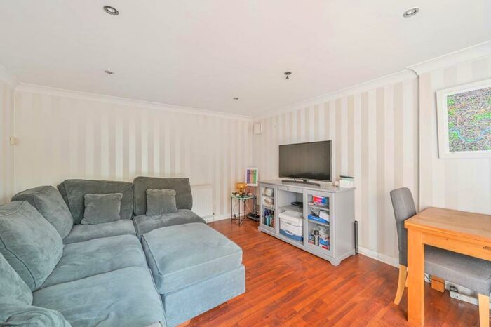 2 Bedroom Flat To Rent In High Road, Whetstone, London, N20