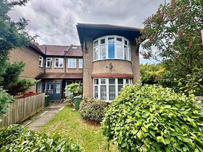 2 Bedroom Maisonette For Sale In Wellington Road, Pinner, HA5