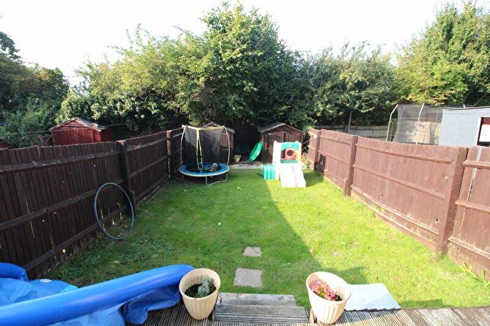 3 Bedroom Terraced House For Sale In Westmorland Avenue, Luton, LU3