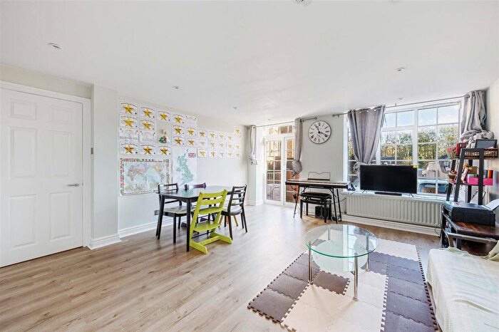 3 Bedroom Flat To Rent In Melville Villas Road, London, W3