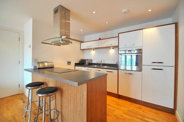 2 Bedroom Flat To Rent In Crown Lane, Maidenhead, Berkshire, SL6