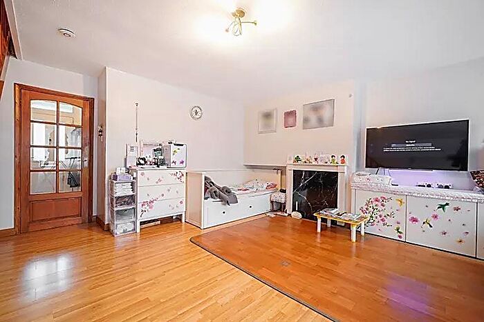 3 Bedroom Flat For Sale In Sheephouse Way, New Malden, KT3
