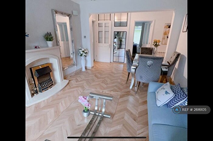 3 Bedroom Flat To Rent In Monkton Court, Bournemouth, BH4