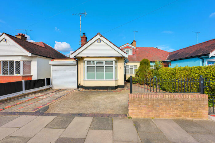 3 Bedroom Chalet For Sale In Walsingham Road, Southend-on-sea, SS2