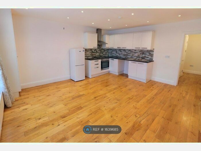 2 Bedroom Flat To Rent In Albert Road, St. Mary Cray, Orpington, BR5