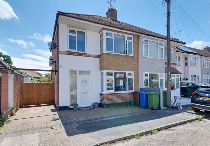 3 Bedroom Semi-Detached House For Sale In Stanford Gardens, Aveley, South Ockendon, RM15