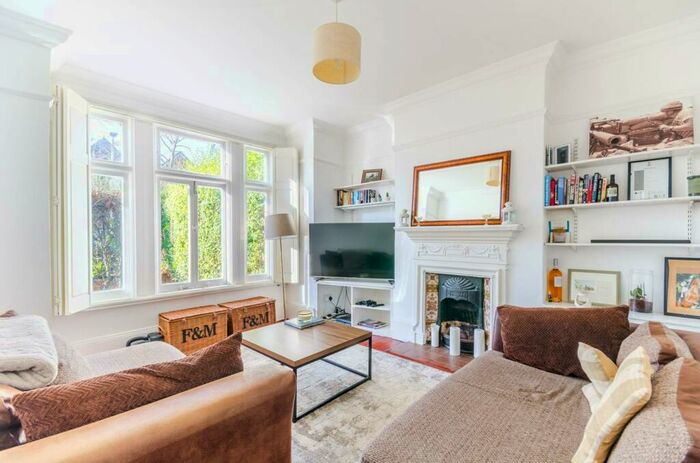 2 Bedroom Flat To Rent In Bedford Hill, Balham, London, SW12