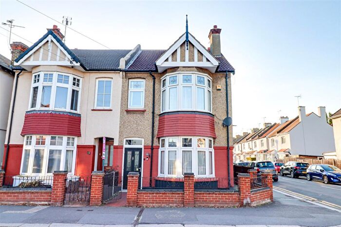5 Bedroom Semi-Detached House For Sale In Southbourne Grove, Westcliff-On-Sea, SS0