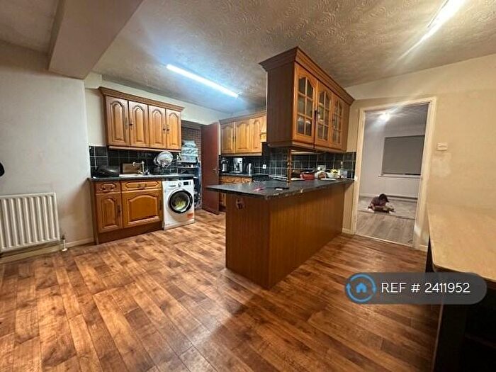 4 Bedroom Semi-Detached House To Rent In Garnet Close, Slough, SL1