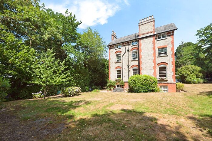 1 Bedroom Flat For Sale In Portsmouth Road, Esher, Surrey, KT10