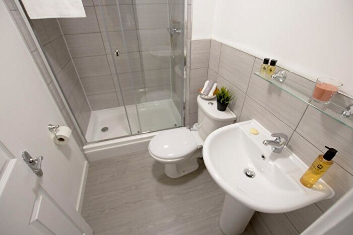 6 Bedroom Flat To Rent In Deramore Street, Manchester, M14