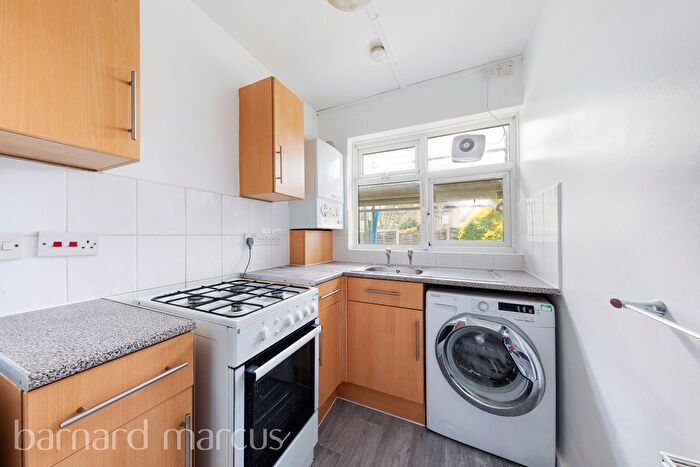 2 Bedroom Flat To Rent In Lincoln Close, London, SE25
