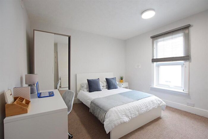 2 Bedroom Terraced House To Rent In Cross Street - Student House - /, LN5
