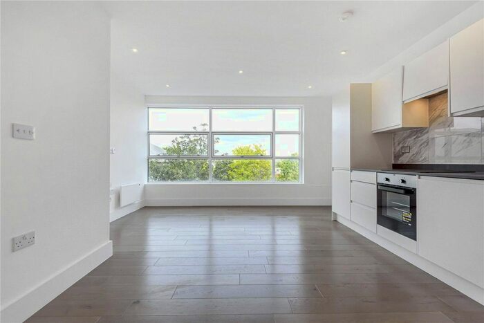 2 Bedroom Flat To Rent In The Boulevard, Cain Road, Bracknell, Berkshire, RG12